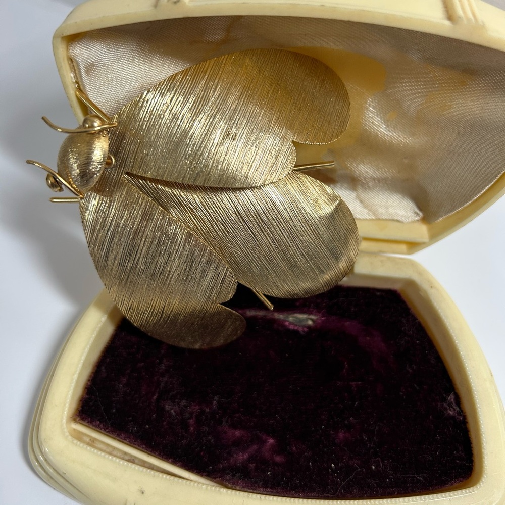 Vintage Elegant Gold bee brooch